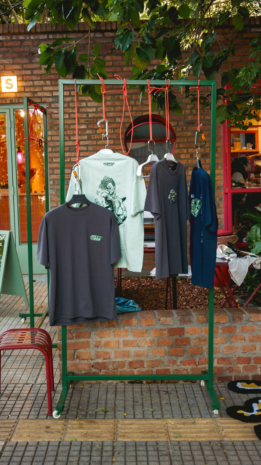 Hybrida Café Jardin pop-up — rack at golden hour