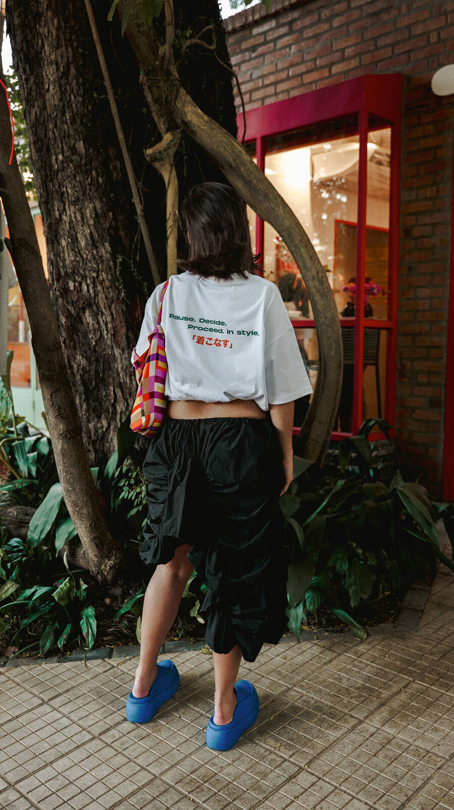 Hybrida Kiko 'Pause. Decide. Proceed.' tee — walking away