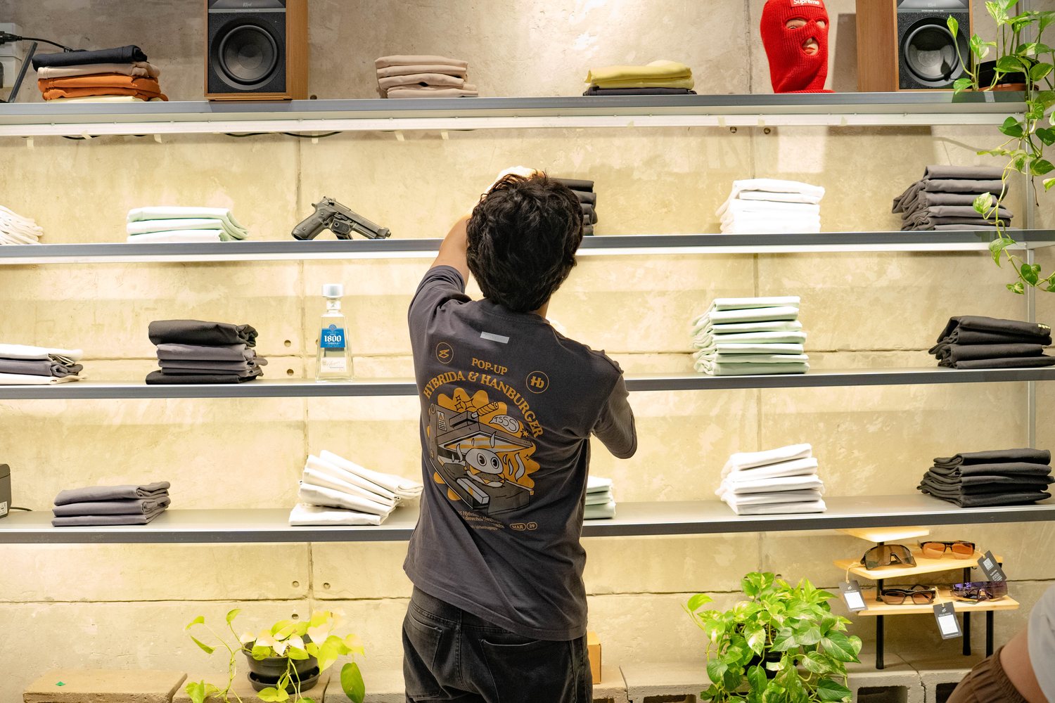 Hybrida rack wall being adjusted during an HQ Sessions night